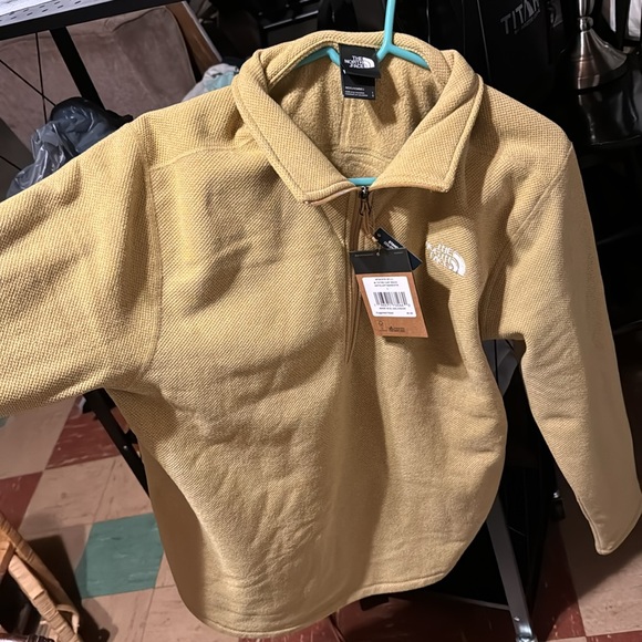 Brand New North Face quarter zip-up. Perfect for the cold weather! - Picture 4 of 11